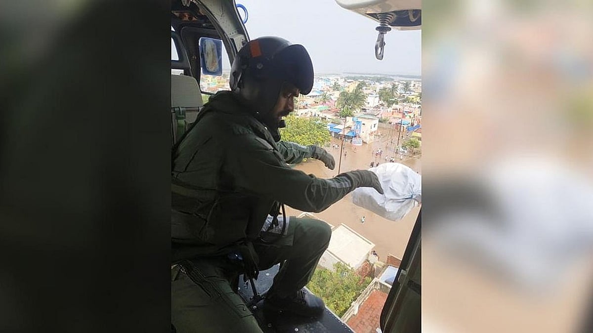 ಬಿಹಾರ ಪ್ರವಾಹ: ವಾಯುಪಡೆಯ ಹೆಲಿಕಾಪ್ಟರ್ನಿಂದ ಪರಿಹಾರ ಸಾಮಗ್ರಿಯ ಪ್ಯಾಕೆಟ್ ಬಿದ್ದು ವೃದ್ಧ ಸಾವು!