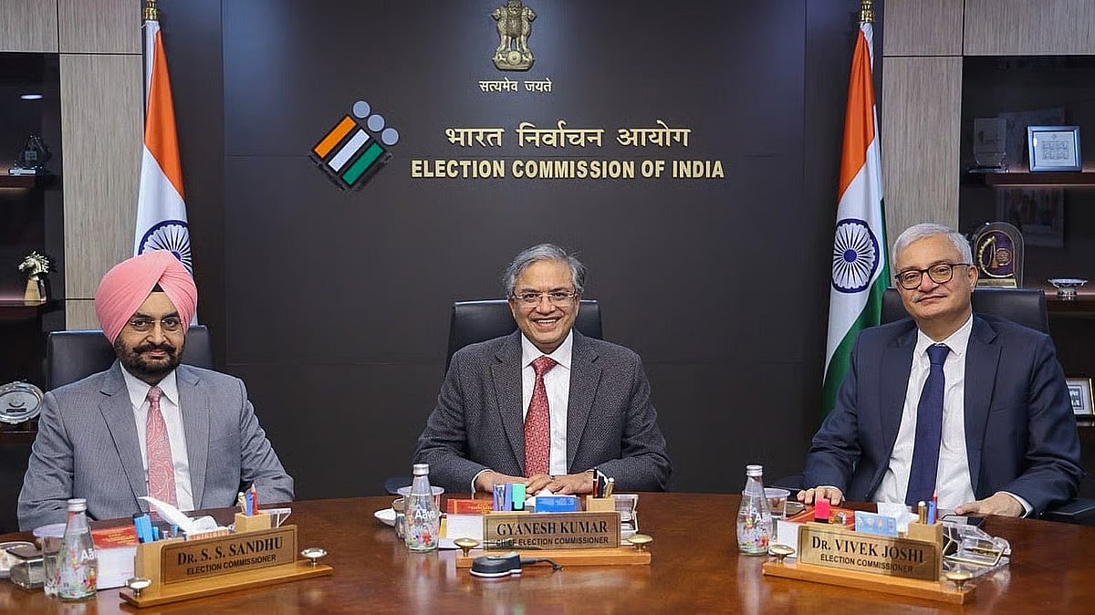 SIR ವಿವಾದ: ಫಾರ್ಮ್-6 ನಿಯಮ ಸರಳಗೊಳಿಸಿದ ಚುನಾವಣಾ ಆಯೋಗ; ಪಟ್ಟಿಯಿಂದ ಹೊರಗುಳಿದವರ ಸೇರ್ಪಡೆಗೆ ವಿಶೇಷ ಅಭಿಯಾನಕ್ಕೆ ಸೂಚನೆ..!