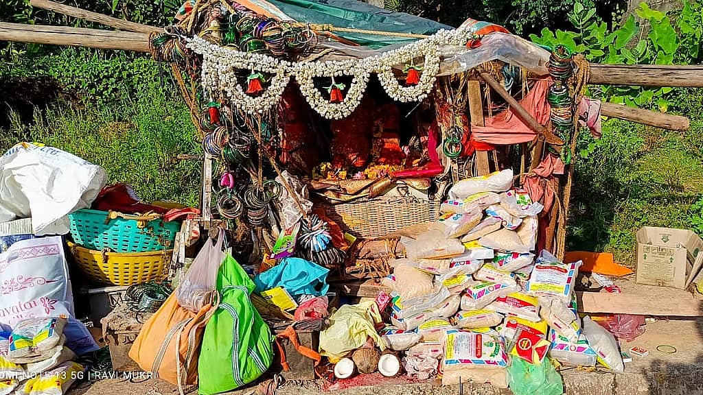 ಉತ್ತರ ಕನ್ನಡದಲ್ಲಿ ವಿಶಿಷ್ಟ ಆಚರಣೆ: ಕಸಕ್ಕೂ ಇಲ್ಲಿ ದೈವದ ಸ್ಥಾನ; ಮನೆ ಸ್ವಚ್ಛಗೊಳಿಸಿ, ಕಸವನ್ನೆಲ್ಲಾ ದೇವರಿಗೆ ಅರ್ಪಿಸುವ ಗ್ರಾಮಸ್ಥರು..!