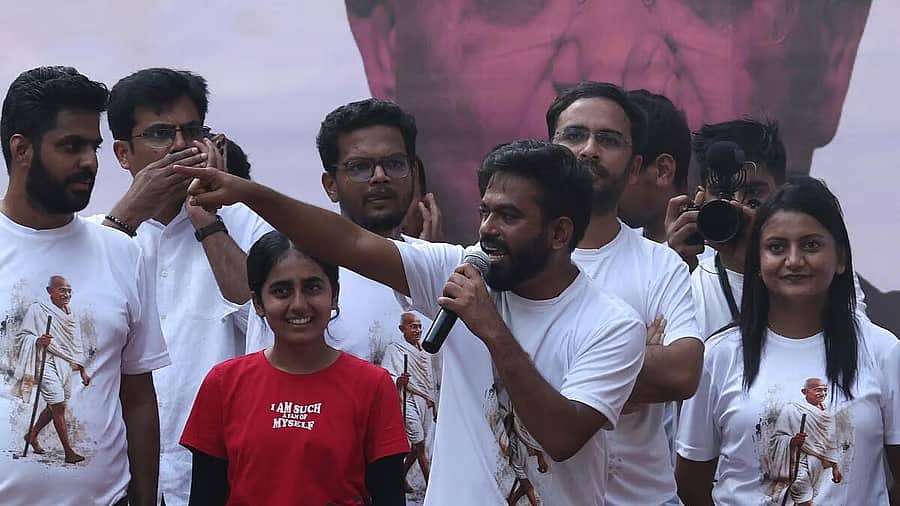 'ನಿಮಗೆ ಚಹಾ ಮಾರುವಂತೆ ನಾವು ಕೇಳಿದ್ದೆವಾ': ಪ್ರಧಾನಿ ಮೋದಿ ವಿರುದ್ಧ ಅಭಿಜೀತ್ ದೀಪ್ಕೆ ತೀವ್ರ ವಾಗ್ದಾಳಿ; Video