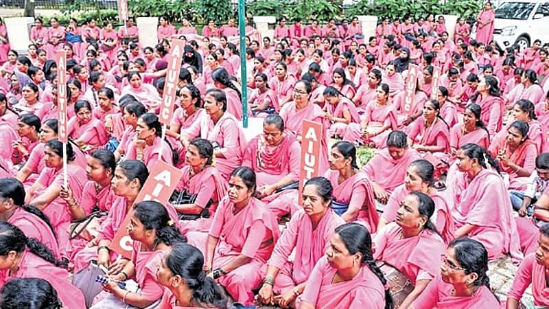 ಗೌರವಧನ ಹೆಚ್ಚಳಕ್ಕೆ ಆಗ್ರಹ: ಆಶಾ ಕಾರ್ಯಕರ್ತೆಯರ ಅನಿರ್ದಿಷ್ಟಾವಧಿ ಮುಷ್ಕರ ಆರಂಭ, ಆರೋಗ್ಯ ಸೇವೆ ವ್ಯತ್ಯಯ ಭೀತಿ..!