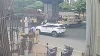 ಭೀಕರ ಅಪಘಾತ: ಯೂಟರ್ನ್‌ ವೇಳೆ ಗೂಡ್ಸ್ ವಾಹನ ಪಲ್ಟಿ, ಕಬ್ಬಿಣದ ಸರಳು ಬಿದ್ದು ಬೈಕ್ ಸವಾರ ದಾರುಣ ಸಾವು, Video
