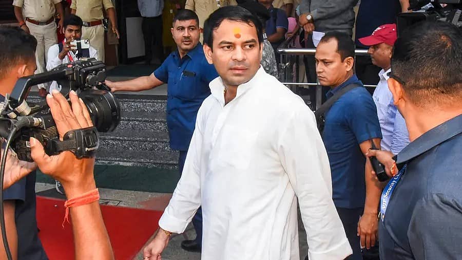 'ರೆಡ್ ಹ್ಯಾಂಡ್ ಆಗಿ ಸಿಕ್ಕಿ ಬಿದ್ಲು..' 'ವಿಡಿಯೋ ಕೋರ್ಟ್ ಗೆ ಕೊಟ್ಟಿದ್ದೆ'; ಐಶ್ವರ್ಯಾ ರೈ ಬಗ್ಗೆ ಲಾಲು ಪುತ್ರ ಸ್ಫೋಟಕ ಹೇಳಿಕೆ-Video