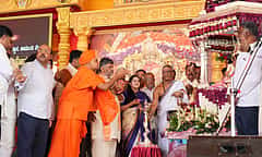 ಮೈಸೂರು ದಸರಾಕ್ಕೆ ಕೊಪ್ಪಳದ ಗವಿಸಿದ್ದೇಶ್ವರ ಶ್ರೀಗಳಿಂದ ಅಧಿಕೃತ ಚಾಲನೆ