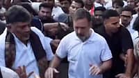 CM ಡಿಕೆಶಿ​​ ಕುರ್ತಾ ಹಿಡಿದು ಹಿಂದೆ ತಳ್ಳಿದ ರಾಹುಲ್ ಗಾಂಧಿ: ವಿಡಿಯೋ ವೈರಲ್; ಬಂಡೆಗೆ ಸಿಕ್ಕ ಮರ್ಯಾದೆ! ಫುಲ್‌ ಅನ್‌ ರೆಸ್ಪೆಕ್ಟು!