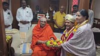 ಮೈಸೂರು: ತಾಯಿ ಜೊತೆ ಸುತ್ತೂರು ಮಠಕ್ಕೆ ಭೇಟಿ ನೀಡಿದ ಬಹುಭಾಷಾ ನಟ ಪ್ರಭುದೇವ!
