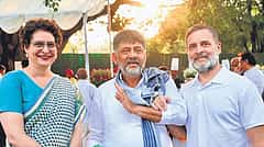 ‘ರಾಹುಲ್ ಗಾಂಧಿ ನನ್ನನ್ನು ಪಕ್ಕಕ್ಕೆ ತಳ್ಳಿಲ್ಲ,ಕಾಳಜಿ ವಹಿಸಿದರು, ಬಿಜೆಪಿಯವರಿಗೆ ನನ್ಮೇಲೆ ತುಂಬಾ ಪ್ರೀತಿ’: CM ಡಿ.ಕೆ. ಶಿವಕುಮಾರ್; Video