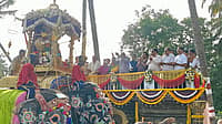 ಐತಿಹಾಸಿಕ ಶ್ರೀರಂಗಪಟ್ಟಣ ದಸರಾ ಮಹೋತ್ಸವಕ್ಕೆ ಅದ್ಧೂರಿ ಚಾಲನೆ; ಕ್ಯಾಪ್ಟನ್ ಧನಂಜಯನ ಮೇಲಿದ್ದ ತಾಯಿ ಚಾಮುಂಡೇಶ್ವರಿ ದೇವಿಗೆ ಪುಷ್ಪಾರ್ಚನೆ ಮಾಡಿದ ಕ್ರೇಜಿಸ್ಟಾರ್ ರವಿಚಂದ್ರನ್