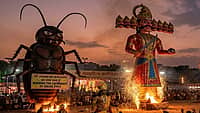 ದೆಹಲಿಯ ರಾಮಲೀಲಾದಲ್ಲಿ ಈ ಬಾರಿ ರಾವಣನ ಜೊತೆಗೆ 30 ಅಡಿ ಎತ್ತರದ ಕಾಕ್ರೋಚ್ ಪ್ರತಿಕೃತಿ ದಹನ!