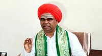 1 ವರ್ಷ ಗ್ಯಾರಂಟಿ ಯೋಜನೆಗಳ ನಿಲ್ಲಿಸಿ, ಹಣವನ್ನು ರೈತರಿಗೆ ನೀಡಿ: ರಾಜ್ಯ ಸರ್ಕಾರಕ್ಕೆ ದಿಂಗಾಲೇಶ್ವರ ಶ್ರೀಗಳ ಆಗ್ರಹ