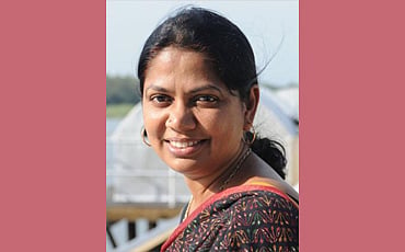 ಸಲ್ಮಾ ಹಚ್ಚಿದ ಹಣತೆ, ಸಾಲುದೀಪವಾಗಿ ಉರಿಯುತ್ತಿದೆ!