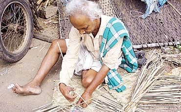 ಆದಾಯದ ಬುಡಕ್ಕೇ ಬತ್ತಿ