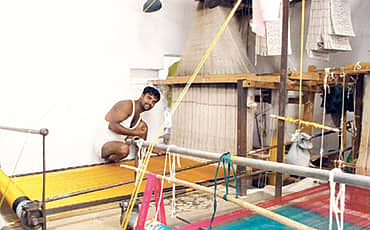 ಮಂಡಿ ಊರಿದ ಮೊಳಕಾಲ್ಮುರು ಸೀರೆ!