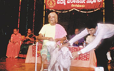 ವೇಷದ ಅಣ್ಣಯ್ಯ