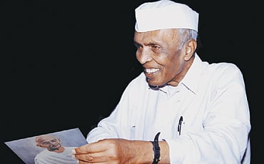 ಎಚ್ಚೇನ್ ಜೇನ್ನುಡಿ