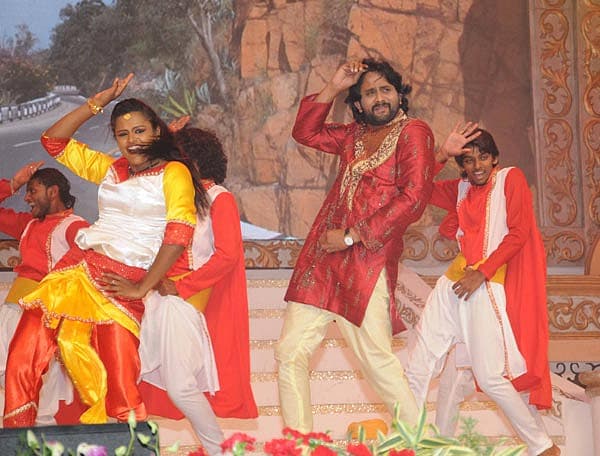 ಶ್ರೀನಗರ ಕಿಟ್ಟಿ ಹಾಗೂ ತಂಡದಿಂದ ನೃತ್ಯ ಪ್ರದರ್ಶನ