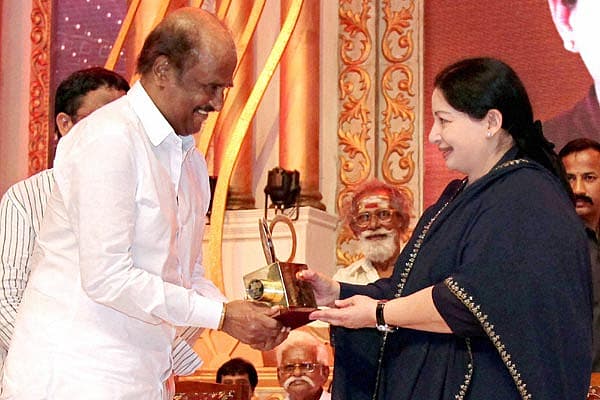 ಸಮಾರಂಭದಲ್ಲಿ ಹಿರಿಯ ನಟ ರಜನಿಕಾಂತ್ ಅವರಿಗೆ ತಮಿಳುನಾಡು ಮುಖ್ಯಮಂತ್ರಿ ಜೆ.ಜಯಲಲಿತಾ ಅವರು ಪ್ರಶಸ್ತಿ ನೀಡಿ, ಗೌರವಿಸಿದರು.
