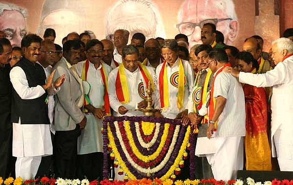 ಮಡಿಕೇರಿಯಲ್ಲಿ ಮಂಗಳವಾರ 80ನೇ ಅಖಿಲ ಭಾರತ ಕನ್ನಡ ಸಾಹಿತ್ಯ ಸಮ್ಮೇಳ ಉದ್ಘಾಟನೆ ವೇಳೆ ಸಮ್ಮೇಳನಾಧ್ಯಕ್ಷ ನಾ. ಡಿಸೋಜ, ಸಚಿವರಾದ ಆರ್.ವಿ. ದೇಶಪಾಂಡೆ, ಮಹದೇವಪ್ರಸಾದ್, ಉಮಾಶ್ರೀ ಹಾಗೂ ಇತರರು ಇದ್ದರು.