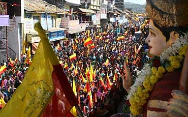 ಮಡಿಕೇರಿಯ ರಾಜಬೀದಿಯಲ್ಲಿ ಸಾಗಿಬಂದ ಮೆರವಣಿಗೆ.