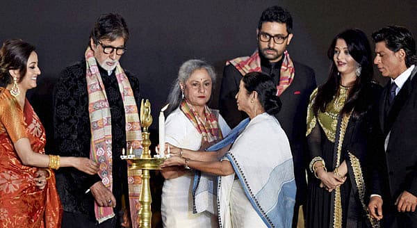 ಕೊಲ್ಕತ್ತಾ ಅಂತರಾಷ್ಟ್ರೀಯ ಚಲನಚಿತ್ರೋತ್ಸದ ವೇಳೆ ದೀಪ ಬೆಳಗಿಸುವ ಮೂಲಕ ಮುಖ್ಯಮಂತ್ರಿ ಮಮತಾ ಬ್ಯಾನರ್ಜಿ ಕಾರ್ಯಕ್ರಮವನ್ನು ಉದ್ಘಾಟಿಸಿದರು