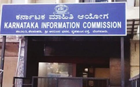 ಕೊಠಡಿಗೆ ಮಾಹಿತಿ ಆಯುಕ್ತರ ಕಚ್ಚಾಟ