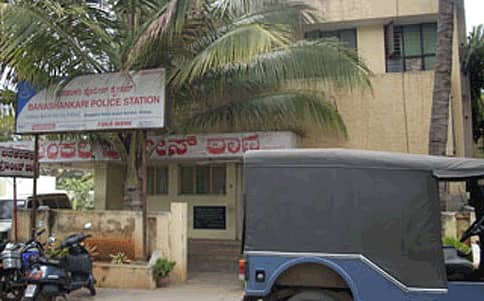 ಯುವತಿ ಜತೆ ಅಸಭ್ಯ ವರ್ತನೆ ಕಿಡಿಗೇಡಿಗೆ ಹಿಗ್ಗಾಮುಗ್ಗಾ ಗೂಸಾ
