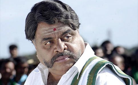 ಸಿದ್ದುಗಿಂತ ಮೊದಲು 'ಕೈ' ಹಿಡಿದಿದ್ದು ನಾನು: ಅಂಬರೀಷ್