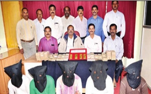ಐಟಿ ಸೋಗಲ್ಲಿ ಚಿನ್ನ ಸುಲಿಗೆ: ಐವರ ಸೆರೆ