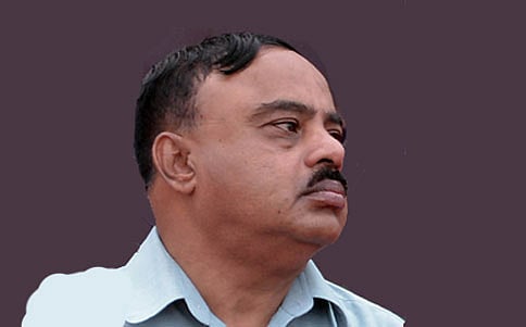 ರೈಲಿಂದ ಬಿದ್ದು ಆಯುಕ್ತ ಸಾವು