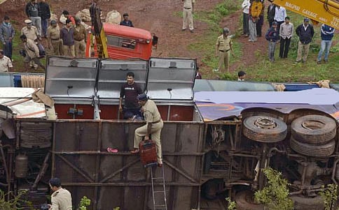 ಸರ್ಕಾರಿ ಬಸ್ಗೆ ಲಾರಿ ಡಿಕ್ಕಿ: ಓರ್ವ ಸಾವು, 15 ಮಂದಿ ಗಾಯ