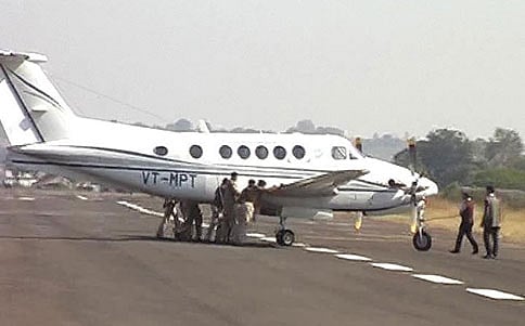 ಚೌಹಾಣ್ ವಿಮಾನ ತಳ್ಳಿದ ಪೊಲೀಸರು!