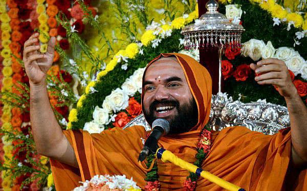 ರಾಘವೇಶ್ವರ ಸ್ವಾಮೀಜಿ:ರಾಮಚಂದ್ರಪುರ ಮಠದ ರಾಘವೇಶ್ವರ ಸ್ವಾಮೀಜಿಯೂ ಲೈಂಗಿಕ ದೌರ್ಜನ್ಯ ಆರೋಪದಿಂದ ಹೊರತಾಗಿಲ್ಲ. ಕಾರಣ, ಇತ್ತೀಚೆಗೆ ಪ್ರೇಮಲತಾ ಎನ್ನುವವರು ಮಾಡಿರುವ ಆರೋಪದ ಮೇಲೆ ರಾಘವೇಶ್ವರ ಸ್ವಾಮೀಜಿಯ ರಾಸಲೀಲೆ ಪ್ರಕರಣ ಬೆಳಕಿಗೆ ಬಂದಿದೆ. ರಾಮಕಥಾ ಪುರಾಣ ನಡೆಸಿಕೊಂಡು ಬರುತ್ತಿದ್ದ ಪ್ರೇಮಲತಾ ಎನ್ನುವವರು