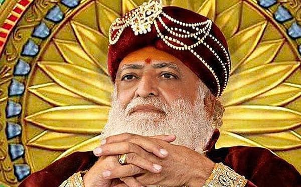 ಅಸಾರಾಮ್ ಬಾಪು:ಸ್ವಯಂ ಘೋಷಿತ ದೇವಮಾನವ ಅಸಾರಾಮ್ ಬಾಪು. ಅಸಾರಮ್ ಬಾಪು ದೇಶಾದಾದ್ಯಂತ ಸುಮಾರು 425 ಆಶ್ರಮಗಳನ್ನು ಹೊಂದಿದ್ದಾರೆ. ಇತ್ತೀಚೆಗೆ 16 ವರ್ಷದ ಆಪ್ರಾಪ್ತ ಬಾಲಕಿಯ ಮೇಲೆ ಲೈಂಗಿಕ ದೌರ್ಜನ್ಯ ಎಸಗಿದ ಆರೋಪಕ್ಕೆ ಬಾಪು ಗುರಿಯಾಗಿದ್ದಾರೆ. ಬಾಲಕಿಯ ತಾಯಿಯನ್ನು ಆಶ್ರಮದ ಹೊರಗಿರಲು ತಿಳಿಸಿ, ಬಾಲಕಿಯ ಮೇಲ