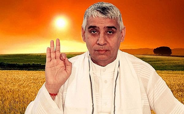 ರಾಂಪಾಲ್:ರಾಂಪಾಲ್ ಹರ್ಯಾಣದ ಕಬೀರ ಪಂಥಕ್ಕೆ ಸೇರಿದ ಸ್ವಯಂ ಘೋಷಿತ ದೇವಮಾನವ. 2006ರಲ್ಲಿ ಆರ್ಯ ಸಮಾಜದ ವಿರುದ್ಧವಾಗಿ ನೀಡಿದ ಹೇಳಿಕೆ ಎರಡು ಪಂಥಗಳ ನಡುವಿನ ಜನರಲ್ಲಿ ಸಂಘರ್ಷಕ್ಕೆ ಎಡೆ ಮಾಡಿಕೊಟ್ಟಿತ್ತು. ಈ ಸಂಬಂಧ ಇತ್ತೀಚೆಗೆ ನ್ಯಾಯಾಲಯ ರಾಂಪಾಲ್ ಕೋರ್ಟ್ಗೆ ಹಾಜರಗುವಂತೆ ಆದೇಶ ನೀಡಿತ್ತು. ಆದರೂ, ರಾಂಪಾಲ್