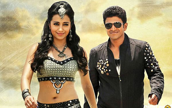 'ನಿನ್ನಿಂದಲೆ' ಚಲನಚಿತ್ರದಿಂದ ತನ್ನ ಅಭಿಮಾನಿಗಳಿಗೆ ನಿರಾಸೆ ಉಂಟು ಪುನೀತ್ ರಾಜ್ ಕುಮಾರ್ ಅವರ ಅಭಿನಯದ 'ಪವರ್ ***' ಬಹಳ ನಿರೀಕ್ಷೆ ಹುಟ್ಟಿಸಿತ್ತು. ತೆಲುಗಿನ 'ದೂಕುಡು' ಸಿನೆಮಾದ ರಿಮೇಕ್ ಆಗಿದ್ದರೂ, ದಕ್ಷಿಣ ಭಾರತದ ಚೆಲುವೆ ತ್ರಿಶಾ, ಪುನೀತ್ ಎದುರು ನಟಿಸಿದ್ದು ವಿಶೇಷವಾಗಿತ್ತು. ಸಿನೆಮಾಗೆ ಪ್ರೇಕ್ಷಕರು ಮಿಶ