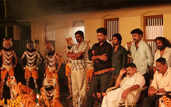 'ಉಳಿದವರು ಕಂಡಂತೆ' - ಬ್ಲಾಕ್ ಬಸ್ಟರ್ ಸಿನೆಮಾ ಅಲ್ಲದೆ ಹೋದರು, ೨೦೧೪ ರಲ್ಲಿ ಅತಿ ಹೆಚ್ಚು ಗಮನ ಸೆಳೆದ ಸಿನೆಮಾ ಇದು. ರಕ್ಷಿತ್ ಶೆಟ್ಟಿ ಅಭಿನಯಿಸಿ, ಚೊಚ್ಚಲ ಬಾರಿಗೆ ನಿರ್ದೇಶಿಸಿದ ಸಿನೆಮಾದಲ್ಲಿ ರೋಶೋಮಾನ್ ನ ಕೆಲವು ಎಳೆಗಳು ಸಿನೆಮಾದಲ್ಲಿ ಕಂಡುಬಂದರೂ, ಬಹುಷಃ ಪ್ರಾದೇಶಿಕತೆಗೆ ಒತ್ತು ಕೊಟ್ಟು, ಒಳ್ಳೆಯ ಸಂಗೀತದ