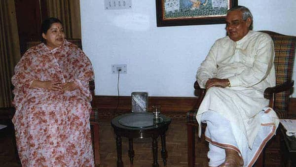 ಜಯಲಲಿತಾ ಅವರೊಂದಿಗೆ ವಾಜಪೇಯಿ