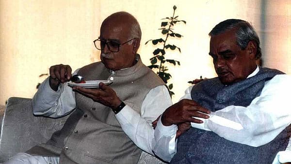 ಎಲ್.ಕೆ.ಆಡ್ವಾಣಿ ಅವರೊಂದಿಗೆ ವಾಜಪೇಯಿ