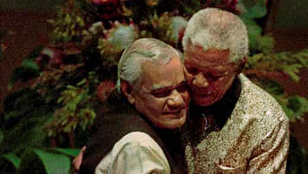 ದಕ್ಷಿಣ ಆಫ್ರಿಕಾ ಮಾಜಿ ಅಧ್ಯಕ್ಷ ನಲ್ಸನ್ ಮಂಡೇಲಾ ಅವರೊಂದಿಗೆ ವಾಜಪೇಯಿ