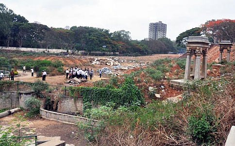 ಕೆಂಪಾಂಬುದಿಗೆ ಕೊಳಚೆ ನೀರು ನಿಲ್ಲಿಸಿ