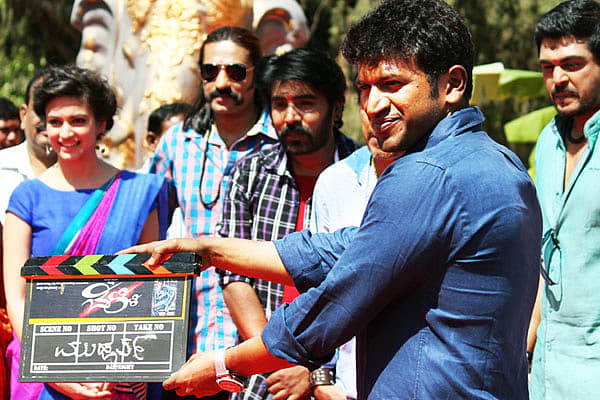 'ಬೆಳ್ಳಿ' ಚಿತ್ರಕ್ಕೆ ಆರಂಭ ಫಲಕ ತೋರುತ್ತಿರುವ ಪುನೀತ್ ರಾಜ್ ಕುಮಾರ್