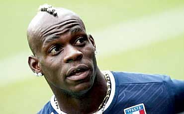 ಬಾಲೊಟೆಲ್ಲಿ ಫುಟ್‌ವೇರ್!