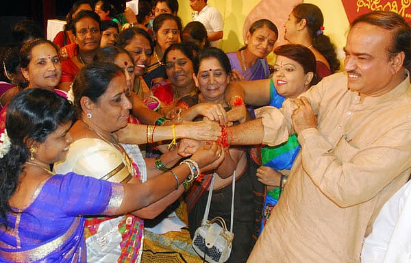 ಬೆಂಗಳೂರಿನ ಆರ್ವಿ ಟೀಚರ್ಸ್ ಕಾಲೇಜಿನಲ್ಲಿ ಕೇಂದ್ರ ಸಚಿವ ಅನಂತ್ಕುಮಾರ್ ಅವರಿಗೆ ಮಹಿಳೆಯರು ರಾಖಿ ಕಟ್ಟಿ ಸಂಭ್ರಮಿಸಿದರು.