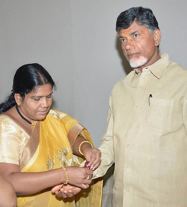 ಆಂಧ್ರಪ್ರದೇಶದ ಮುಖ್ಯಮಂತ್ರಿ ಚಂದ್ರಬಾಬು ನಾಯ್ಡು ಅವರಿಗೆ ಟಿಡಿಪಿ ಪಕ್ಷದ ಕಾರ್ಯಕರ್ತೆ ರಾಖಿ ಕಟ್ಟಿ ಸಂಭ್ರಮಿಸಿದರು.