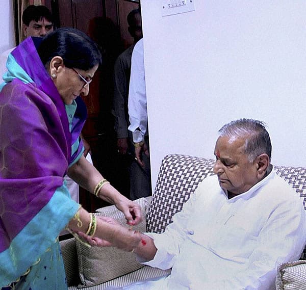 ಸಮಾಜವಾದಿ ಪಕ್ಷದ ಮುಖ್ಯಸ್ಥ ಮುಲಾಯಂ ಸಿಂಗ್ ಯಾದವ್ ಅವರಿಗೆ ಸಹೋದರಿ ಕಮಲ ದೇವಿ ರಾಖಿ ಕಟ್ಟಿದರು.