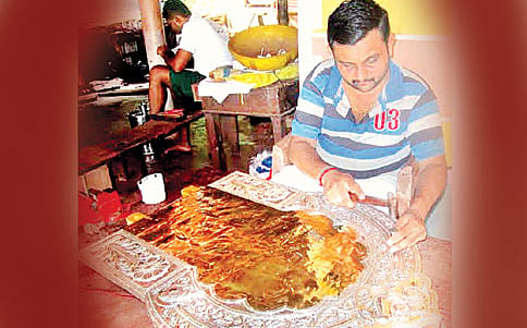 ಕೈ ಕುಸುರಿಯಾದರೆ ಬಾಯಿ ಮೊಸರ್ರೀ...