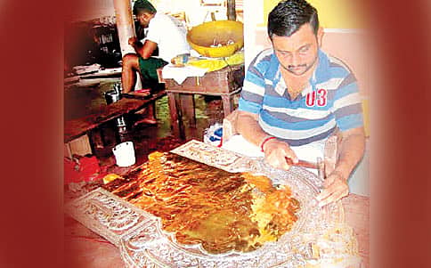 ಕೈ ಕುಸುರಿಯಾದರೆ ಬಾಯಿ ಮೊಸರ್ರೀ...