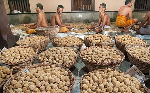ಕೃಷ್ಣನ ಪ್ರಸಾದ ಭಕ್ತರ ಕೈಗೆ!