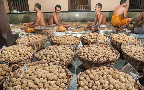 ಕೃಷ್ಣನ ಪ್ರಸಾದ ಭಕ್ತರ ಕೈಗೆ!