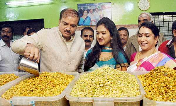 ಅವರೆ ಜಾತ್ರೆ... ಬೆಂಗಳೂರಿನ ಸಜ್ಜನ್ ರಾವ್ ವೃತ್ತದಲ್ಲಿ ಆಯೋಜಿಸಲಾಗಿರುವ ಅವರೆ ಬೇಳೆ ಮೇಳವನ್ನು ಕೇಂದ್ರ ಸಚಿವ ಅನಂತ್ ಕುಮಾರ್ ಹಾಗೂ ನಟಿ ರೂಪಿಕಾ ಶುಕ್ರವಾರ ಉದ್ಘಾಟಿಸಿದರು.